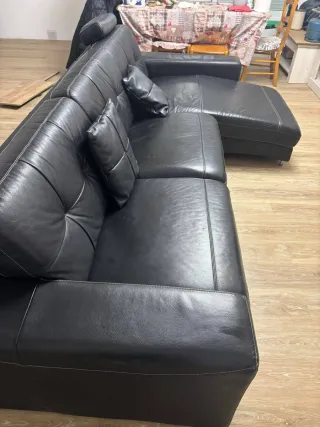 Sofá de piel negro