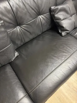 Sofá de piel negro