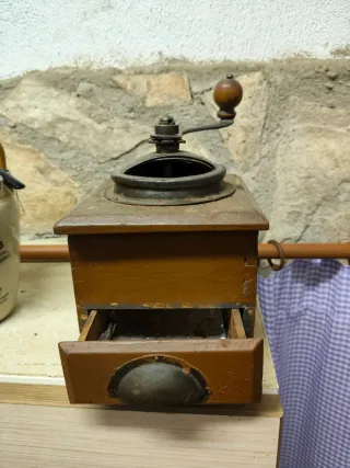 Molinillo de café antiguo de madera y metal