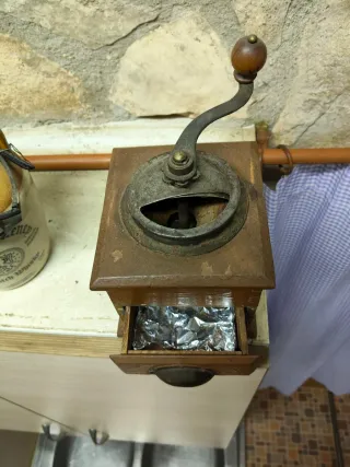 Molinillo de café antiguo de madera y metal