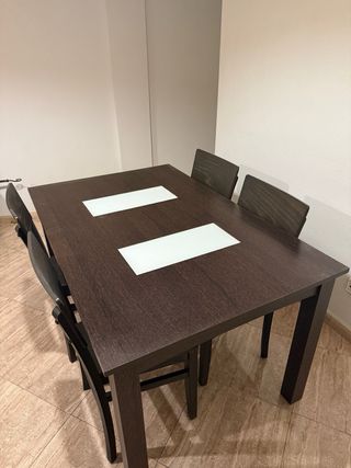 Mesa y 4 sillas comedor