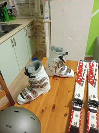 Set sci Atomic, scarponi, casco e bastoncini