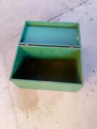 Caja de madera verde