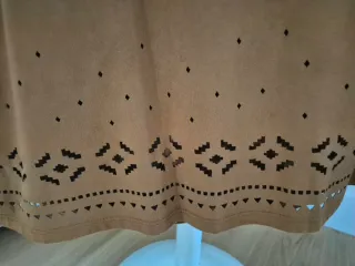 Vestido antelina con bajo troquelado