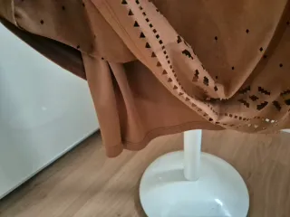 Vestido antelina con bajo troquelado