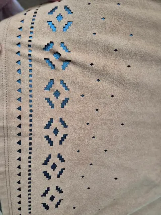 Vestido antelina con bajo troquelado