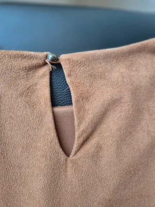 Vestido antelina con bajo troquelado