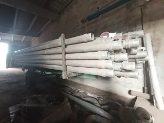 Tubería y aspersores para riego