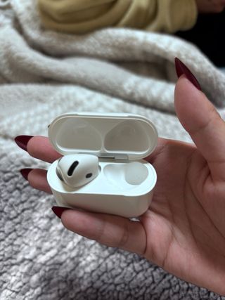 Estuche AirPods 4 Blanco Sin Cancelación de Ruido