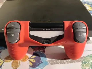 PS4 (PlayStation 4) Negra + Mando Rojo