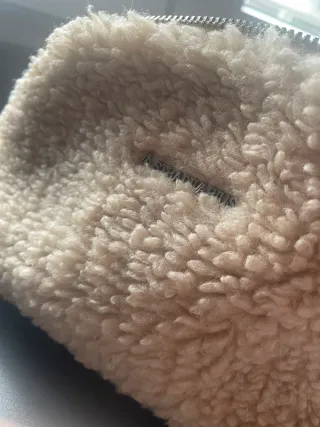 Neceser borreguito Stradivarius beige