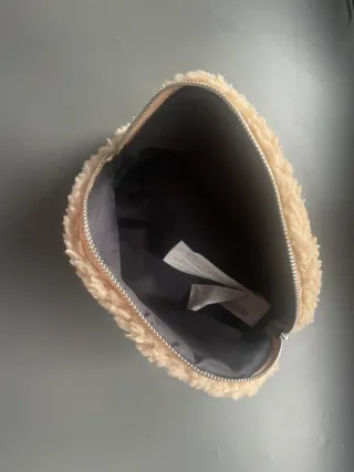 Neceser borreguito Stradivarius beige