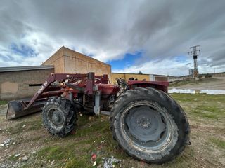 Tractor Renault sin cabina