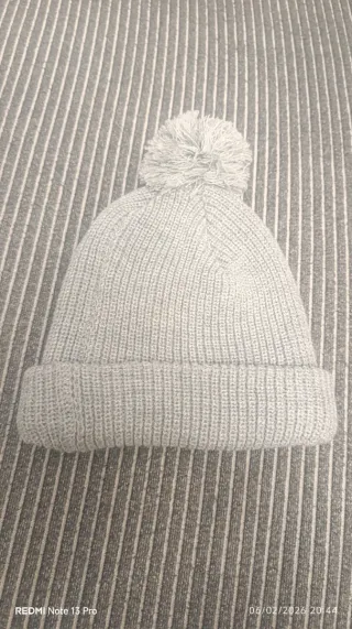 Gorro de lana gris con pompón Caballero