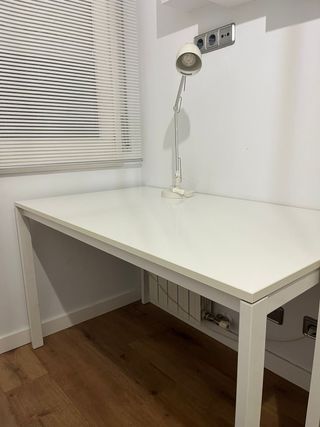 Mesa de estudio blanca y madera