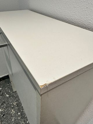 Zapatero con una puerta