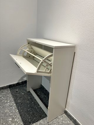 Zapatero con una puerta