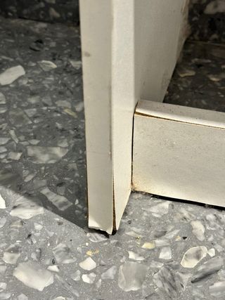 Zapatero con una puerta