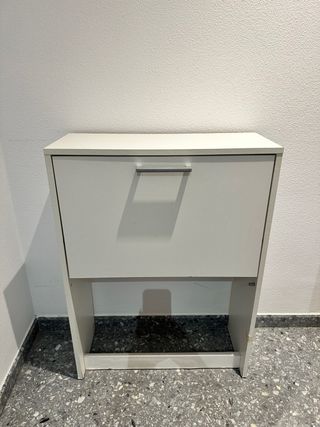 Zapatero con una puerta