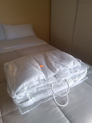 Edredón blanco cama 90