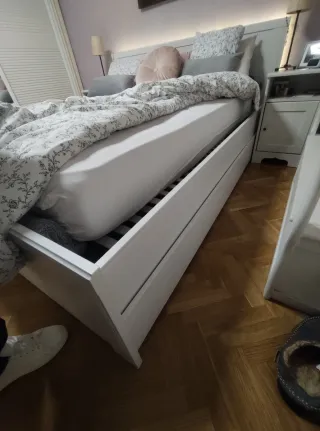 Cama y Mesllas Ikea
