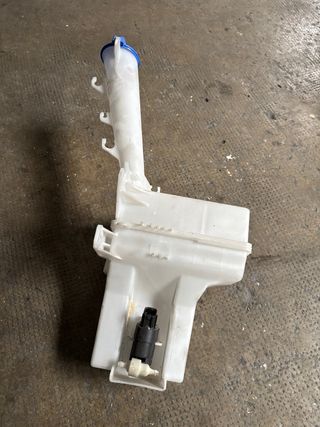 Hyundai i20N , deposito de agua del limpiaparabris