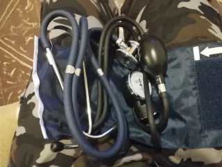 kit de tensiómetro y fonendoscopio de la marca GMD