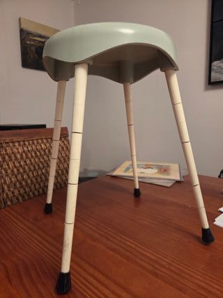 Taburete de aseo azul y blanco