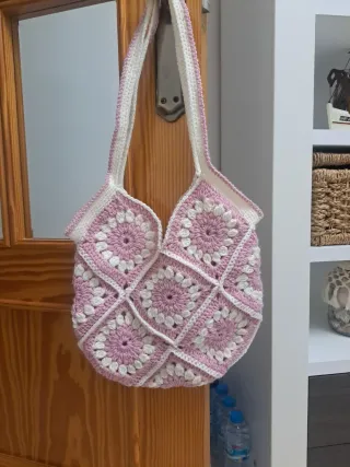 Bolso de ganchillo rosa y blanco