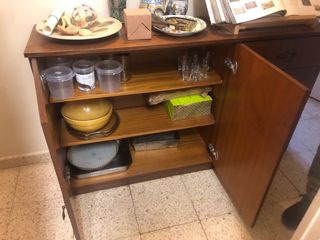 Moble fusta amb postades i calaixos