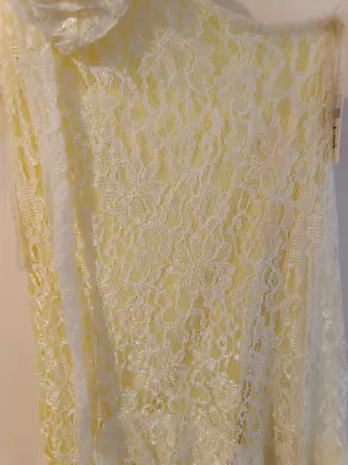 Vestido de encaje amarillo con volantes