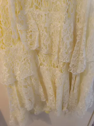 Vestido de encaje amarillo con volantes