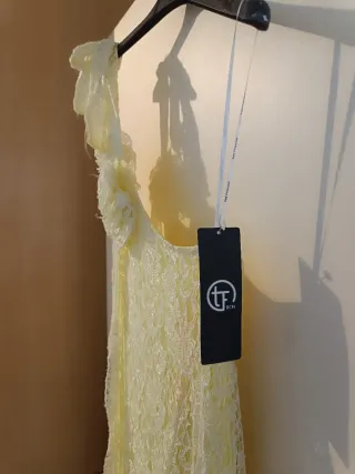 Vestido de encaje amarillo con volantes