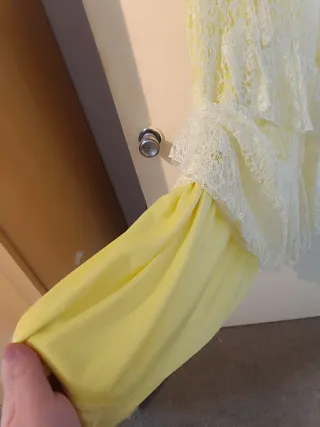Vestido de encaje amarillo con volantes