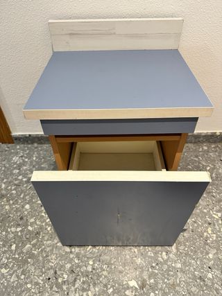 Mesita auxiliar azul y blanca