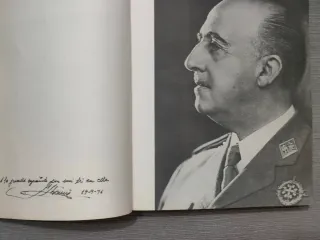 Libro de la vida de franco con fotos.