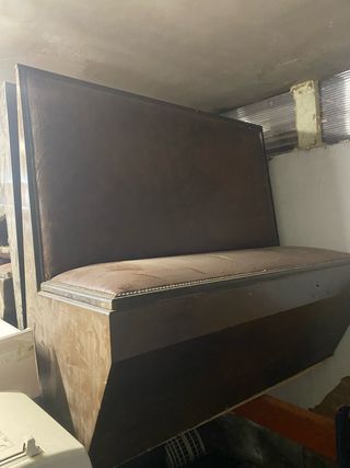 Divano in pelle e legno marrone, 7 unità disponibili