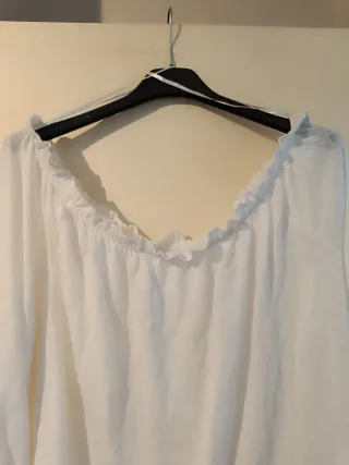 Camiseta blanca escote volante manga larga