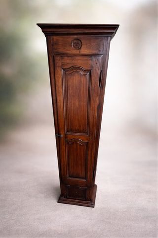 Armario de madera antiguo