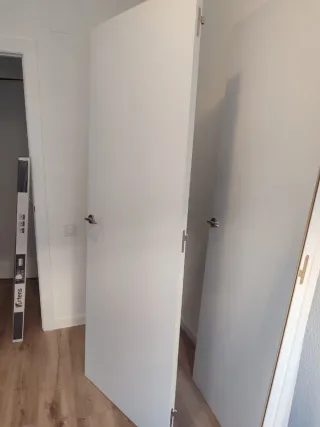 Puertas blancas con manivelas plateadas