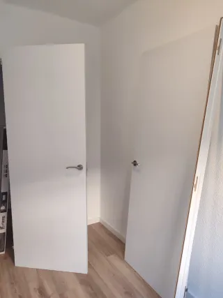 Puertas blancas con manivelas plateadas