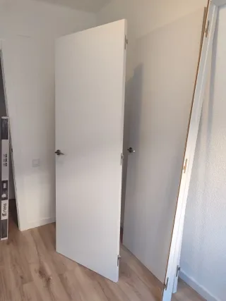 Puertas blancas con manivelas plateadas