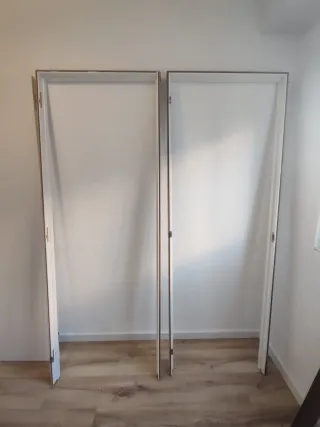 Puertas blancas con manivelas plateadas