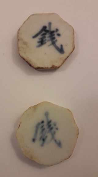 Antiche monete cinesi da gioco in porcellana