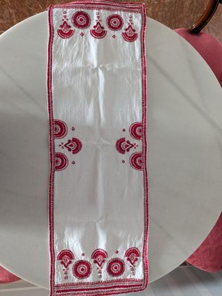 Camino de mesa bordado lino rojo