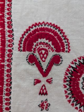 Camino de mesa bordado lino rojo