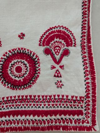 Camino de mesa bordado lino rojo