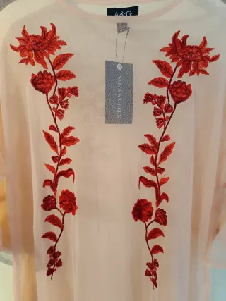 Vestido rosa con bordado floral rojo