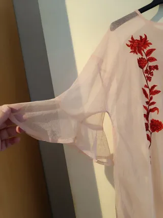 Vestido rosa con bordado floral rojo