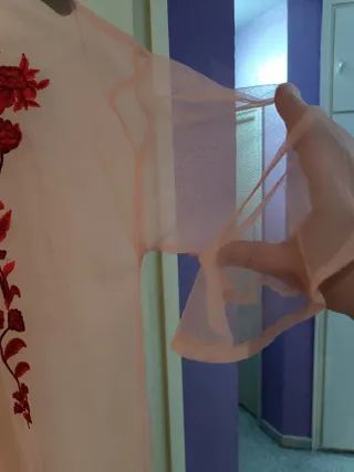 Vestido rosa con bordado floral rojo